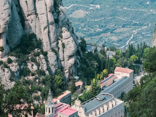 pexels-montserrat (6)
