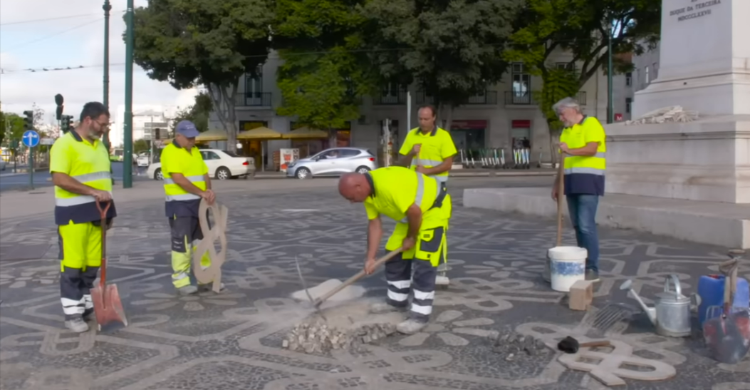 Read more about the article The Rhino and the Pavement: A Lisbon Urban Legend